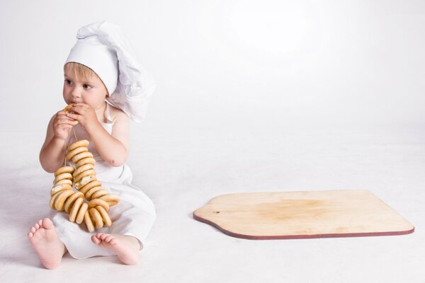 Servizio fotografico per bambini con bagel e uniforme da cucina