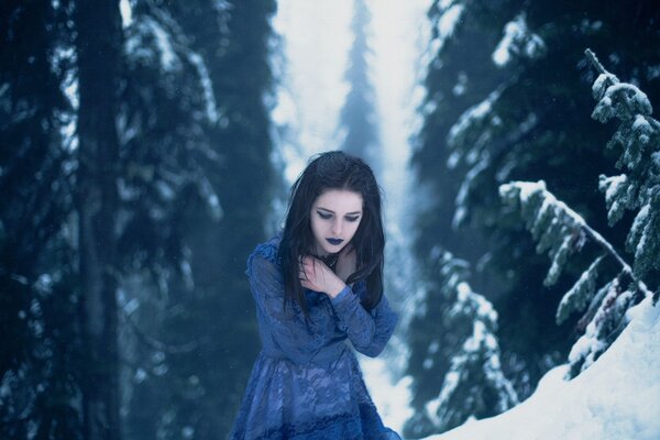 Chica en el bosque de invierno