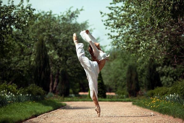 La jeune fille danseuse en costume blanc