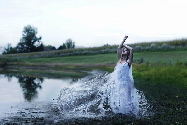 Bella ragazza con gli obesi in acqua