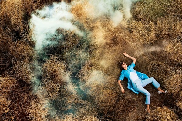 Foto de la actriz Marion Contillard en un campo con humo