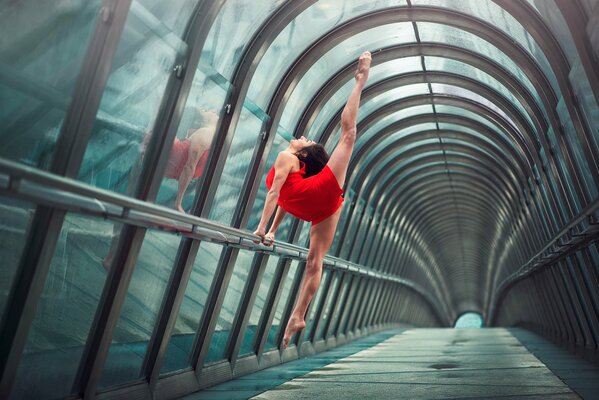 Julie Marquez. Ballerina does the splits