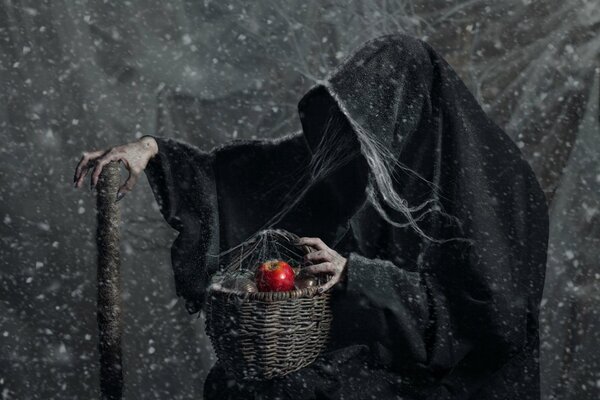 Страшная Ведьма с красным яблоком
