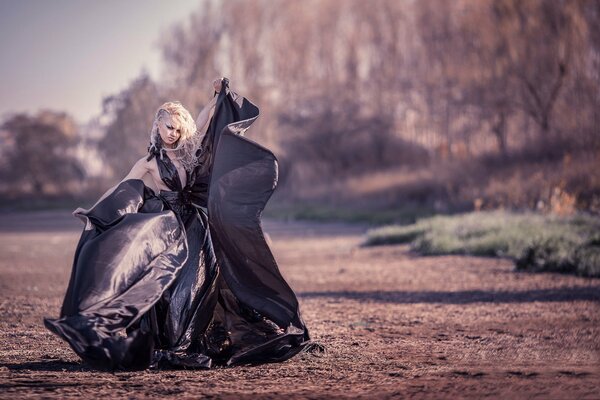 Chica en vestido negro largo