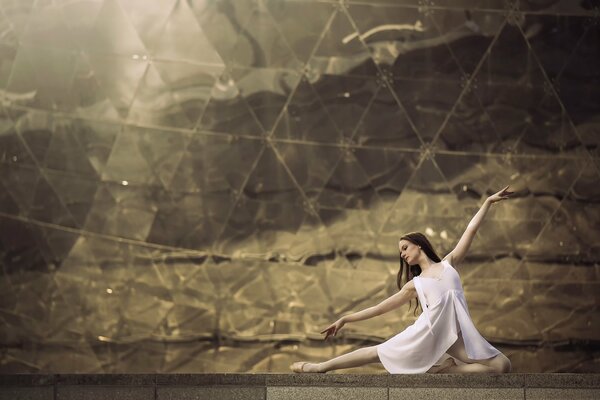Ballerina che esegue una danza contro un muro a specchio