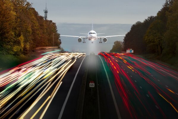 Un avion qui vole bas sur la route avec des rayures lumineuses