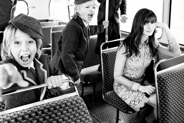 Positive Kinder schreien den ganzen Bus an