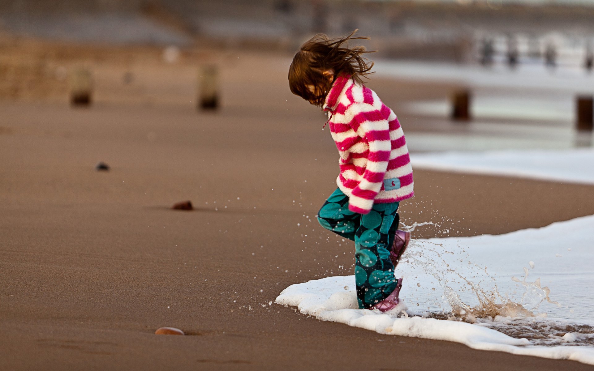 humeur fille filles enfant en bas âge tout-petits enfants enfants eau océan mer côte sable plages éclaboussures côte