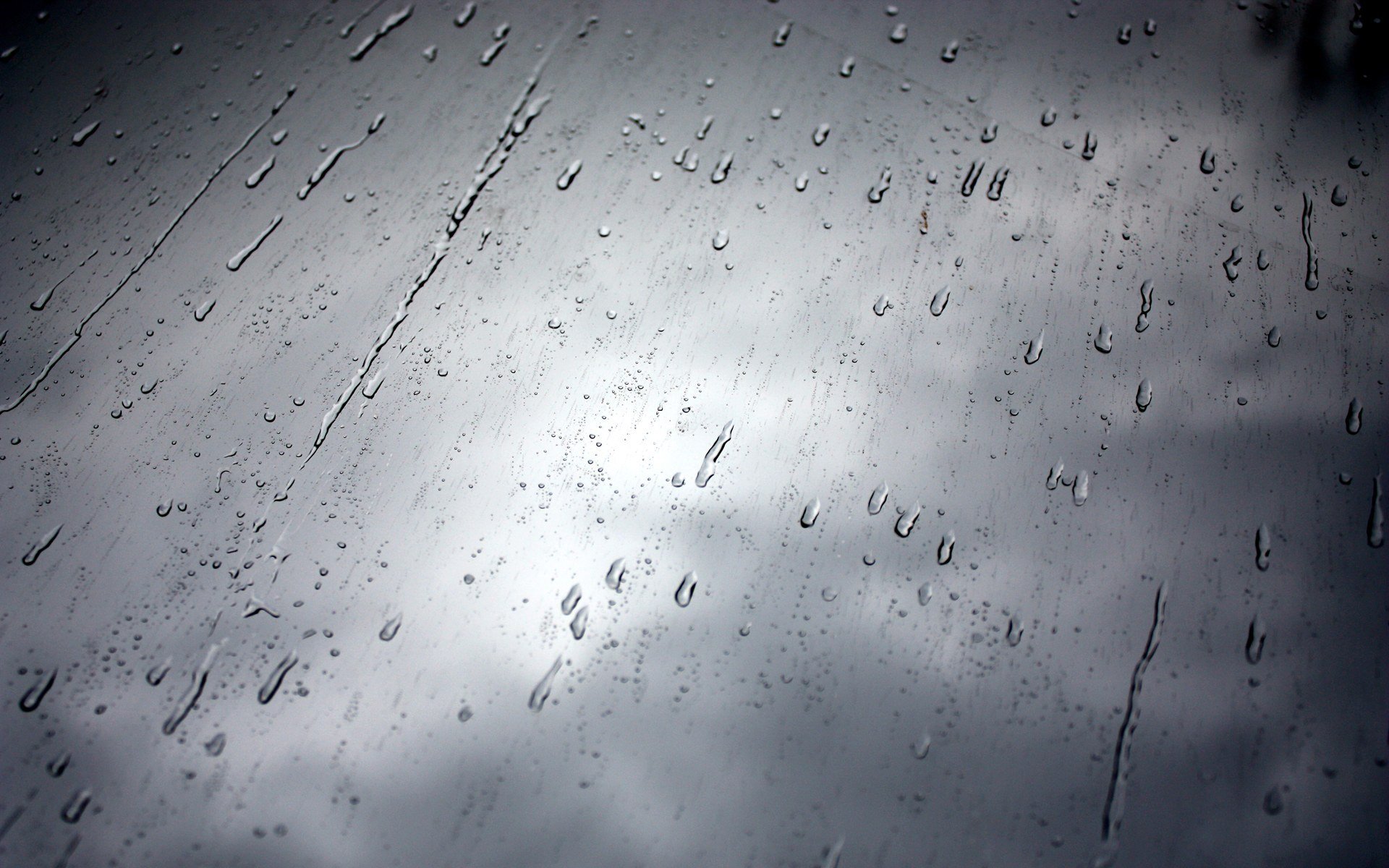 regnerischer tag regen glas fenster tropfen himmel schwarz und weiß