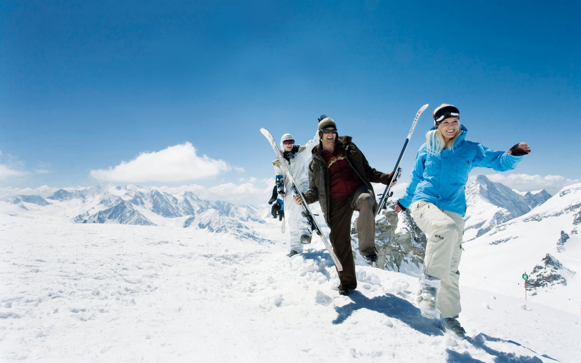 umore ragazze ragazzi inverno montagne viaggi sci vacanze escursioni neve cielo