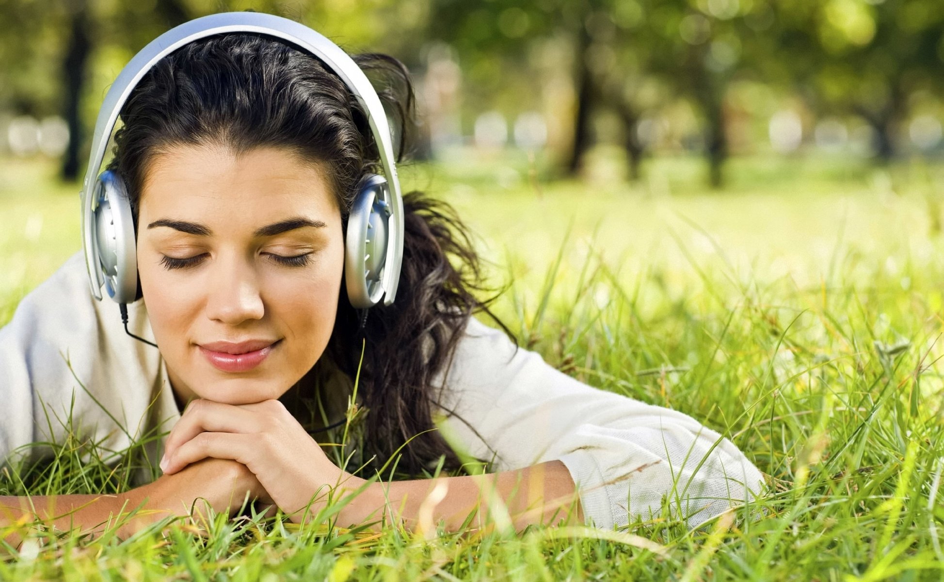 chica verano hierba césped auriculares música disfrute