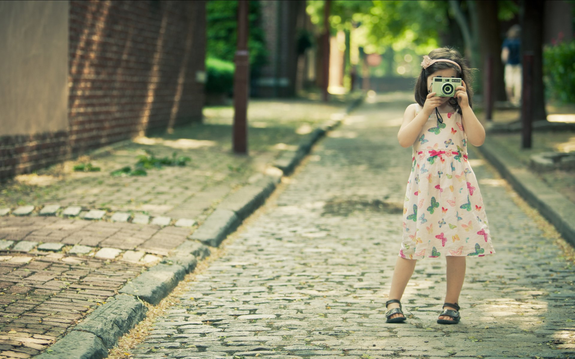 estado de ánimo niñas niña niñas niños niña niños niños alegría felicidad vestido vestidos cámara calles calle camino verano frescura paseo