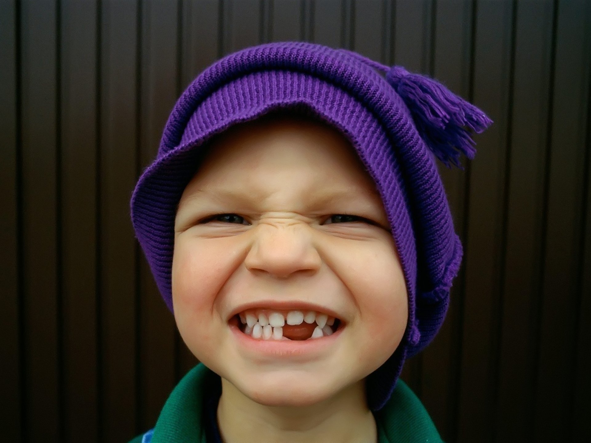 niño niño retorcido sonrisa dientes sombrero bubon