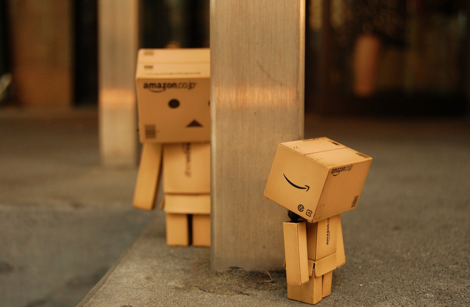 danbo boîte robot jouet danboard carton macro danbo pilier jeu cache-cache découverte trouver observation