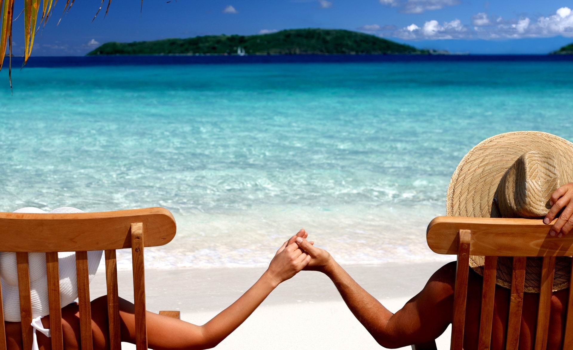 été mer loisirs plage île il elle mains chapeaux beauté