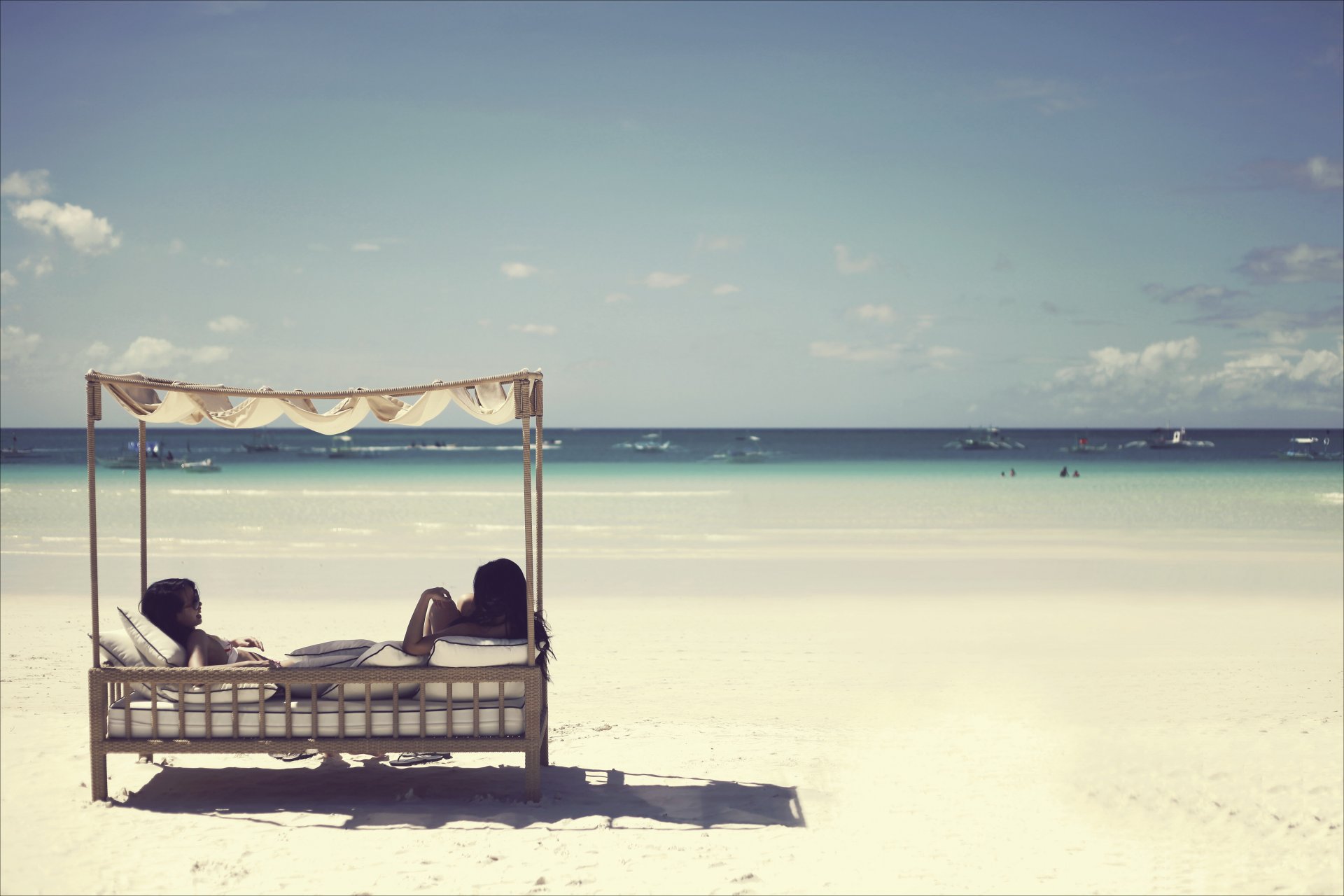 stati d animo paesaggio ragazze spiaggia mare navi boracay isola filippine