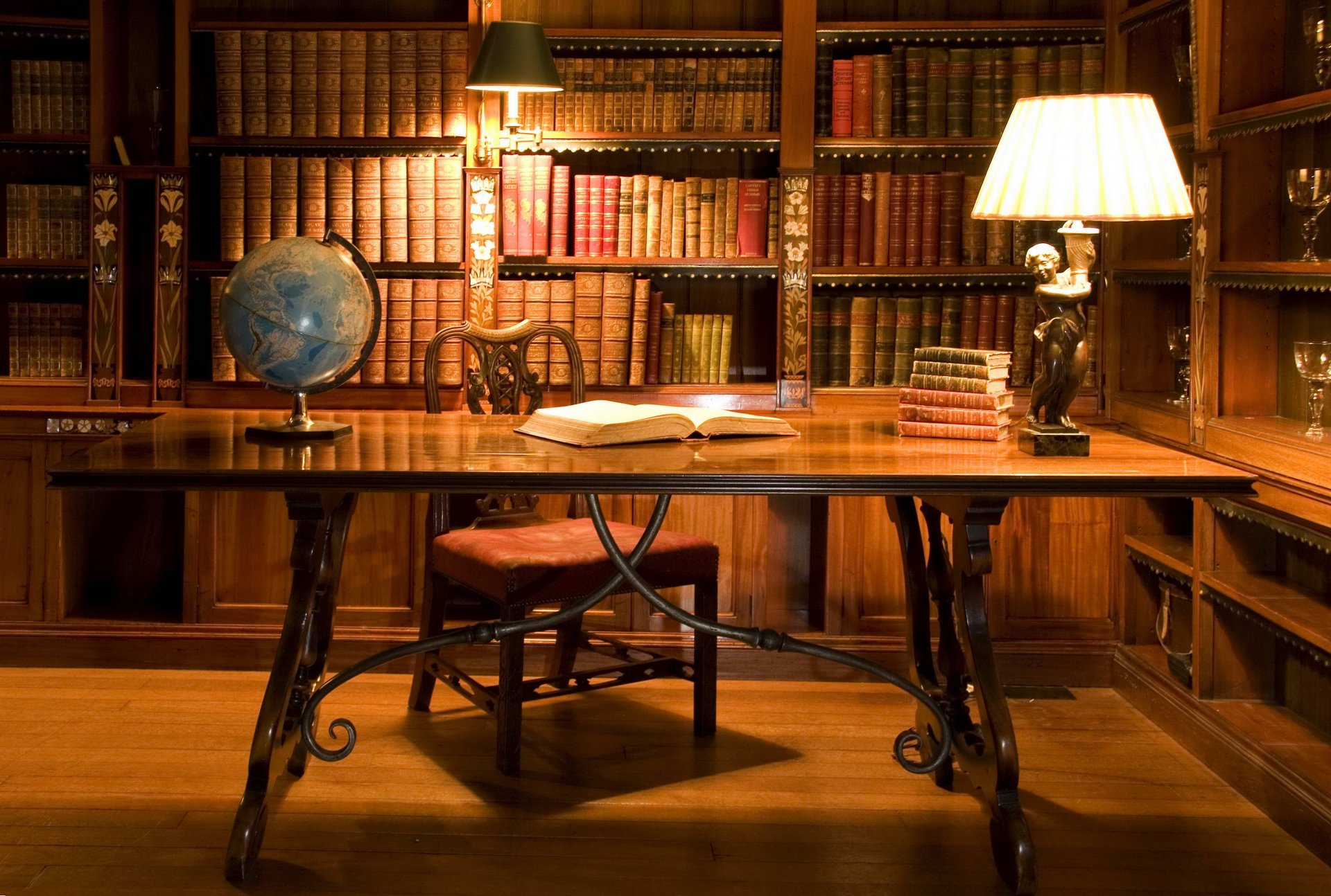 chambre table chaise globe lampe étagères livres bibliothèque verres à vin vieux