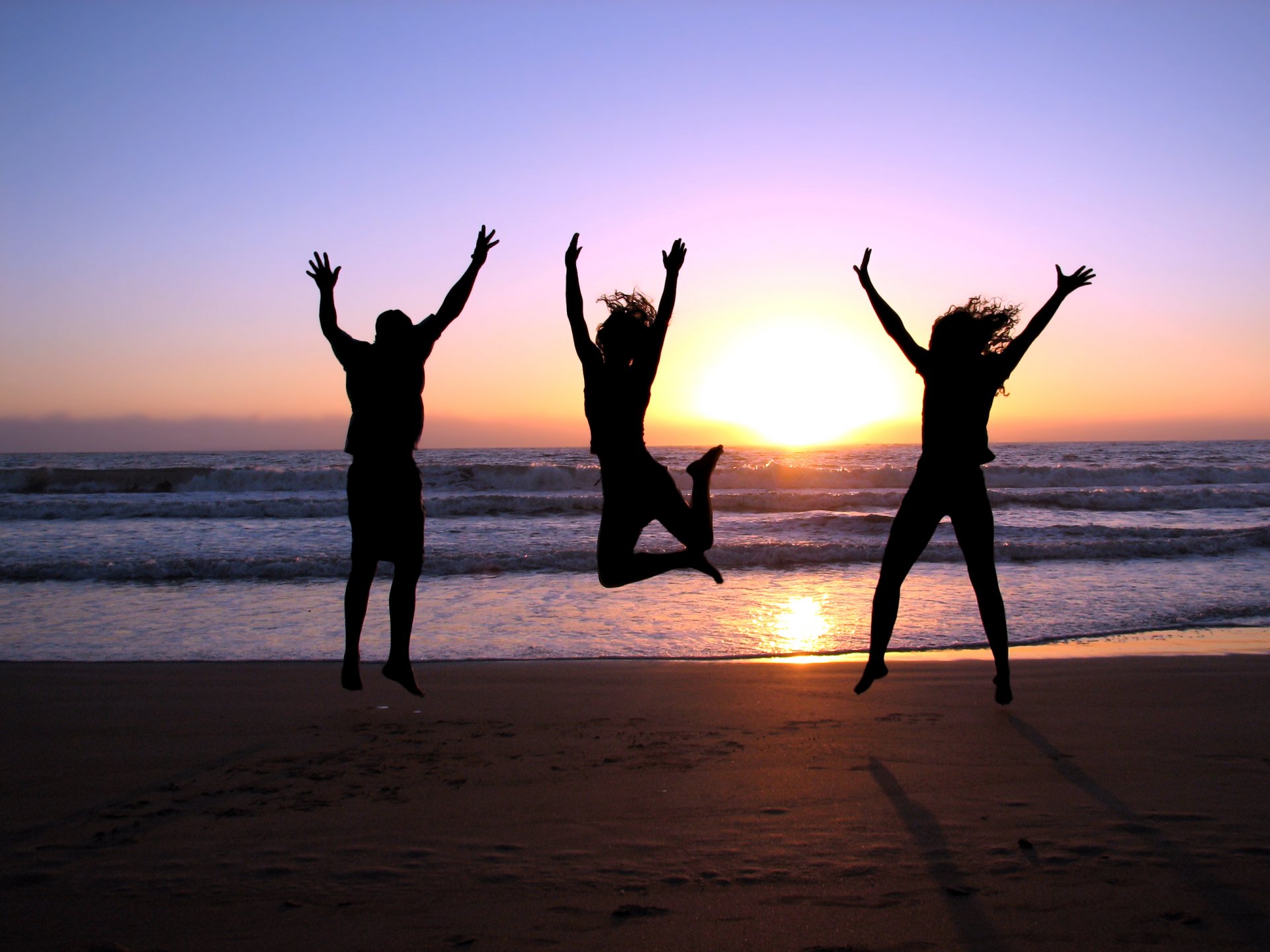 trois joie saut filles garçon mer coucher de soleil côte plage