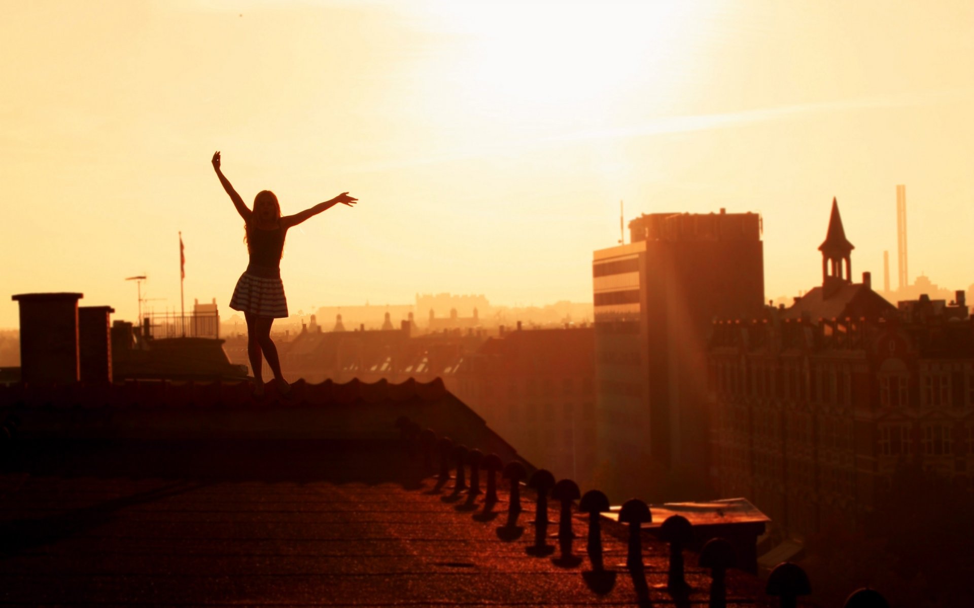 humeur fille filles matin maison toit toits hauteur mains joie ville vue