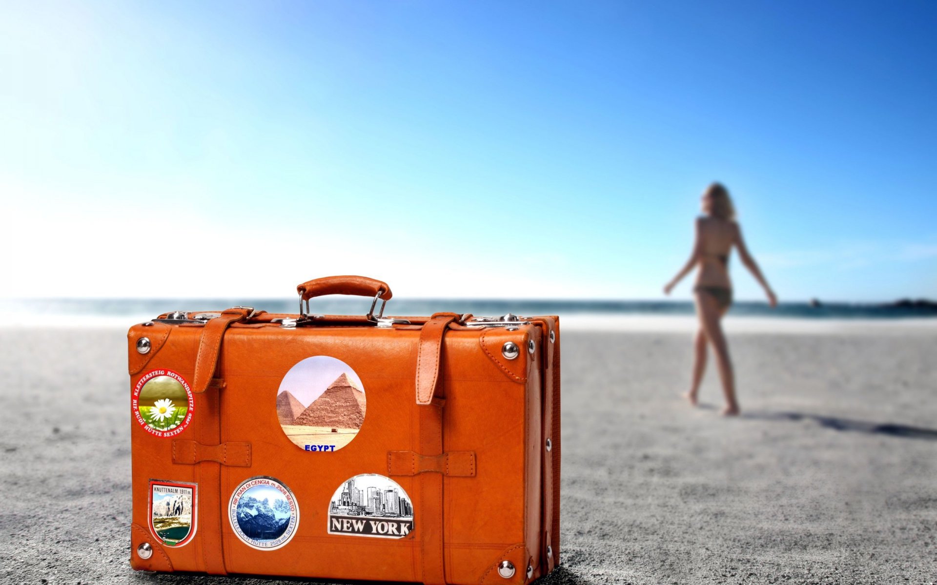 arancione colore valigia viaggio spiaggia sabbia orizzonte ragazza resort