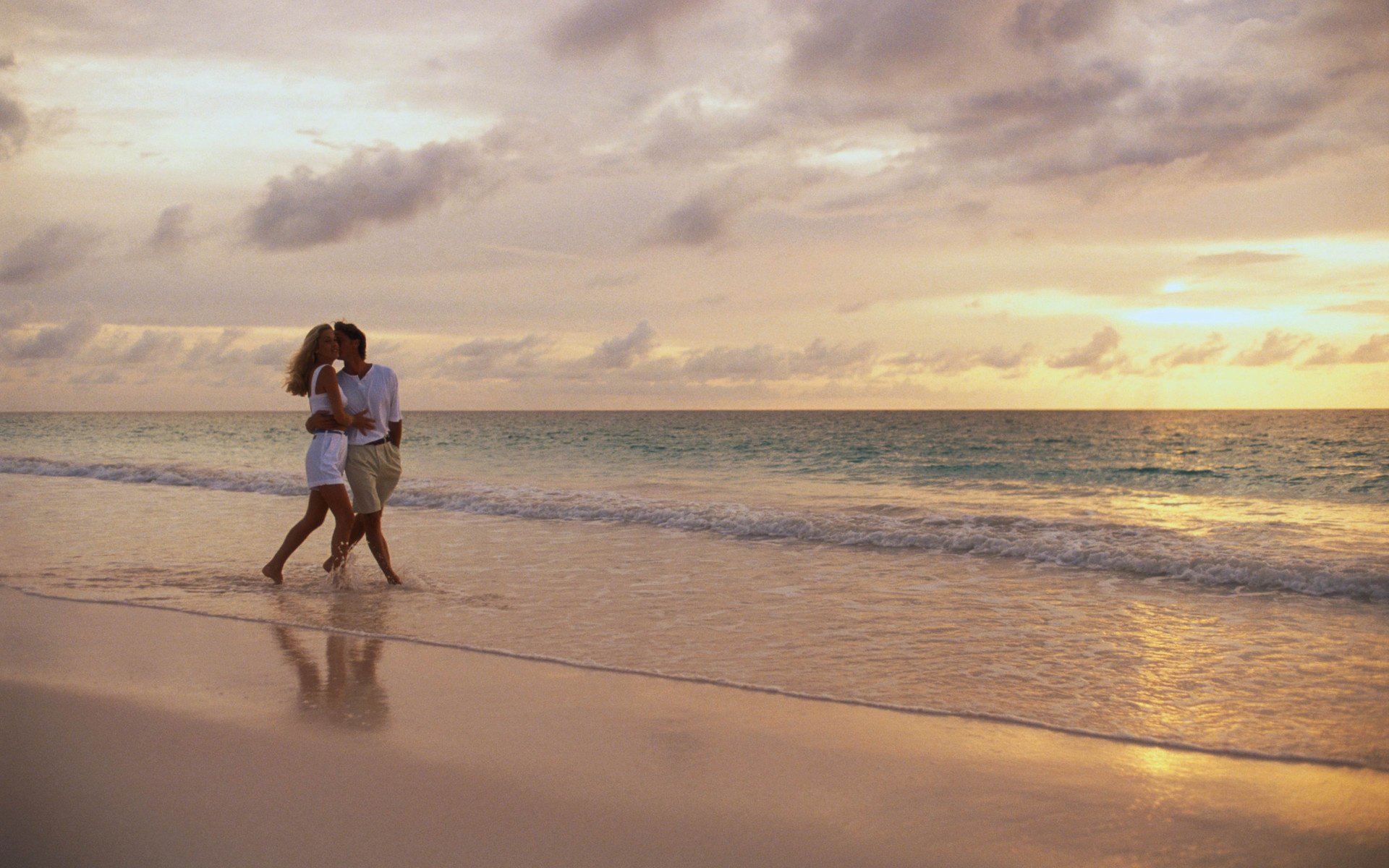 amor chica novio cielo horizonte nubes olas pareja dos amantes playa arena ir mar