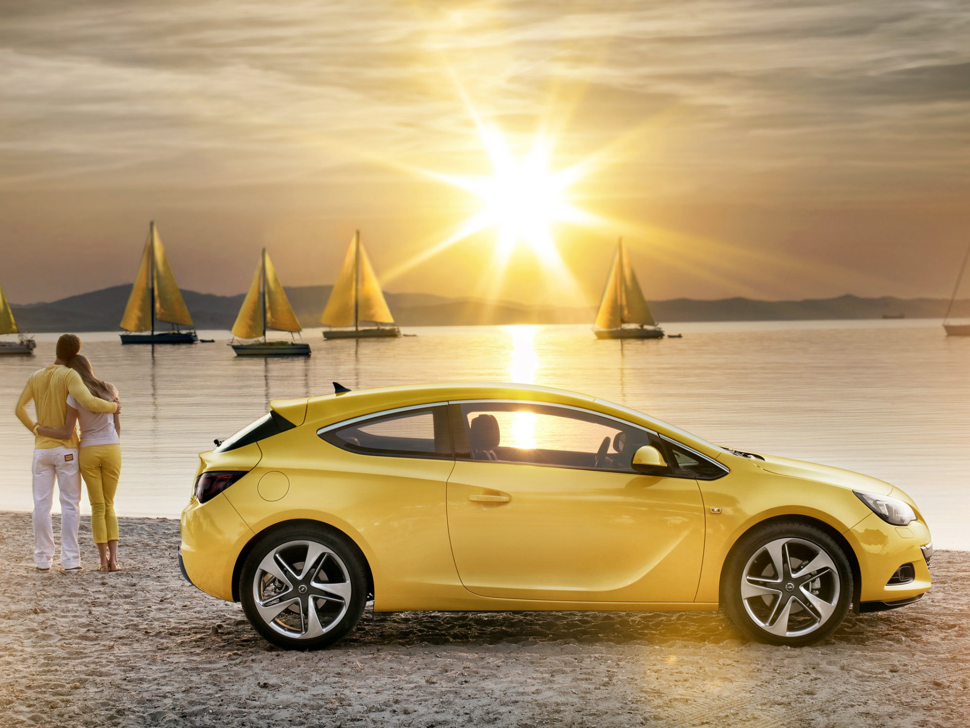 opel astra gtc opel astra coupé giallo ragazza e ragazzo riva acqua yacht vele sole tramonto romanticismo