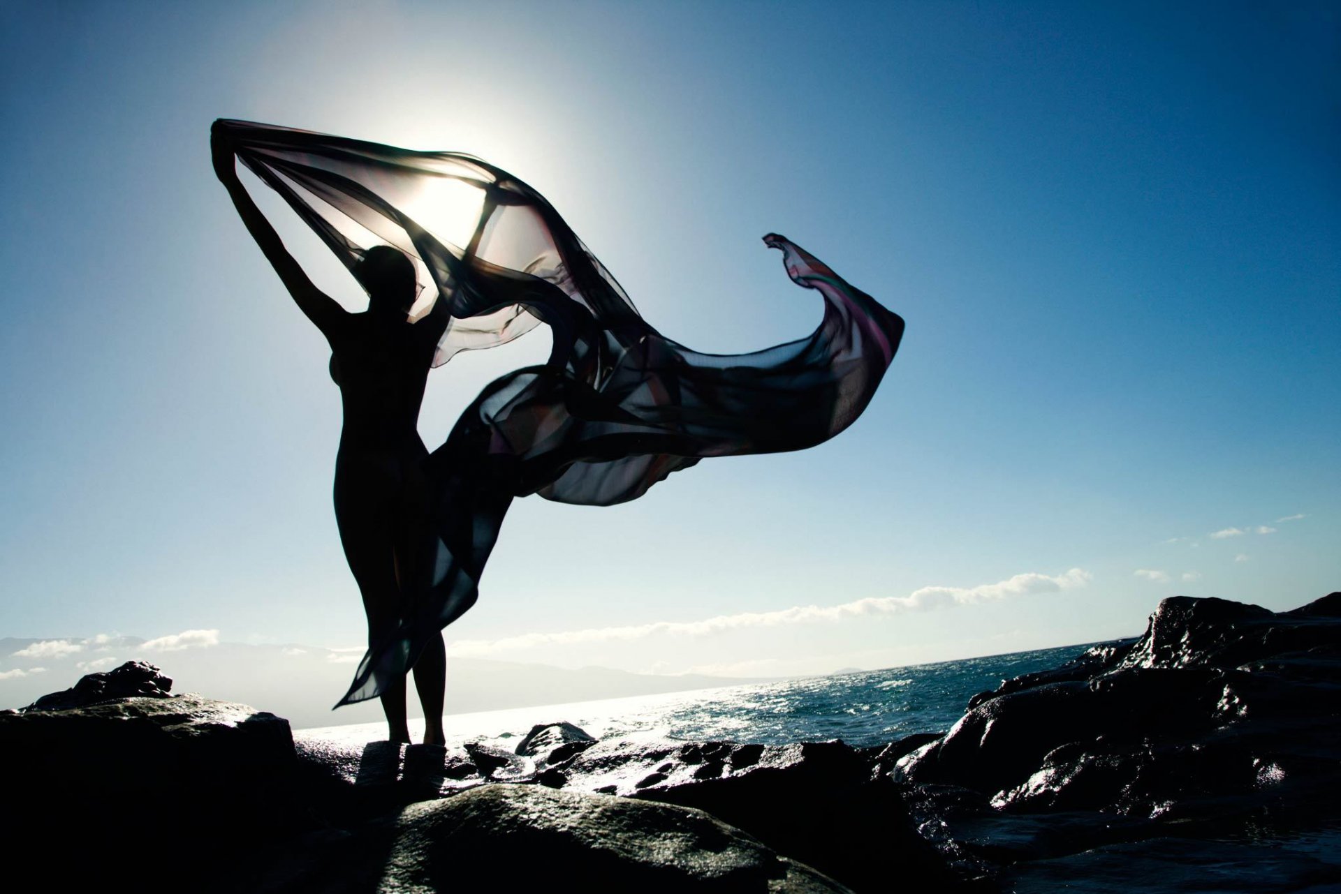 chica viento silueta