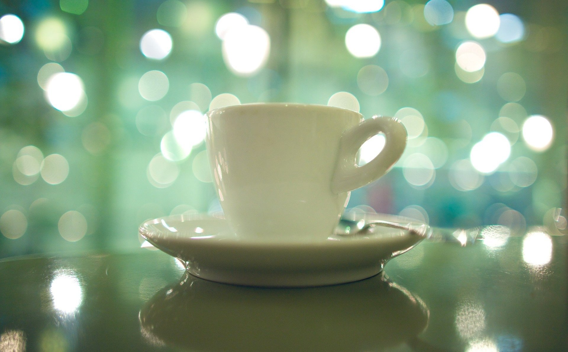 tasse soucoupe cuillère éblouissement lumière matin humeur gros plan