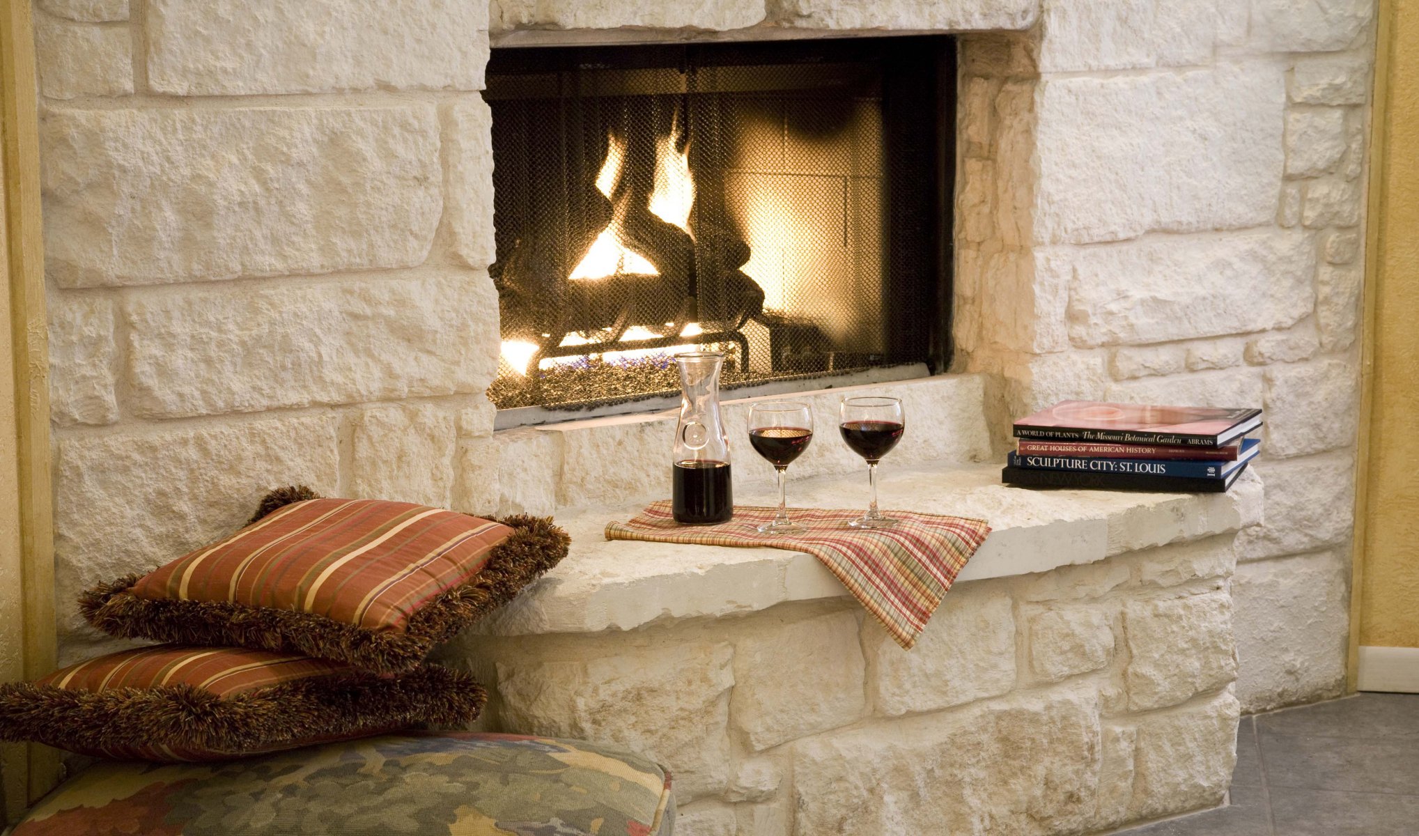 cheminée coussins verres à vin vin livres romance