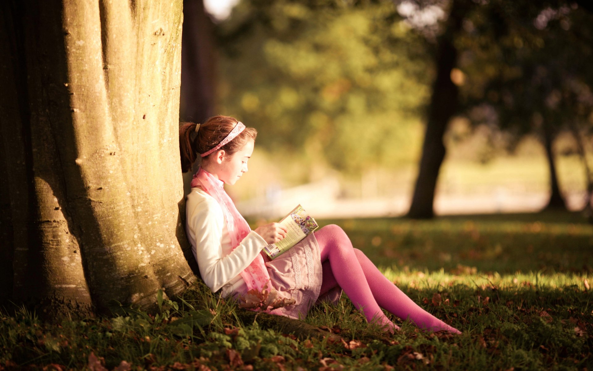 niña libro soledad naturaleza parque árboles