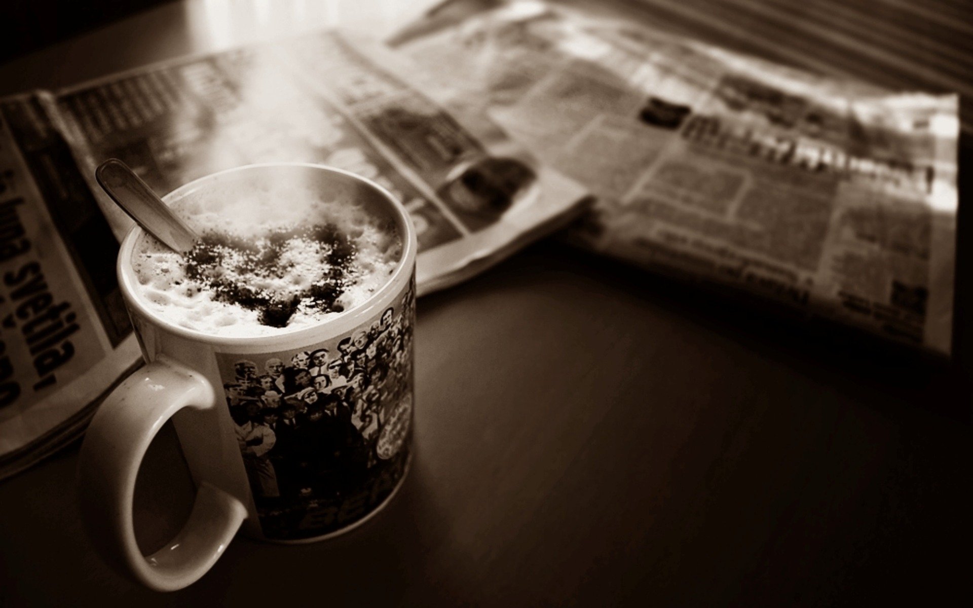 taza café espuma corazón periódico mesa foto sepia