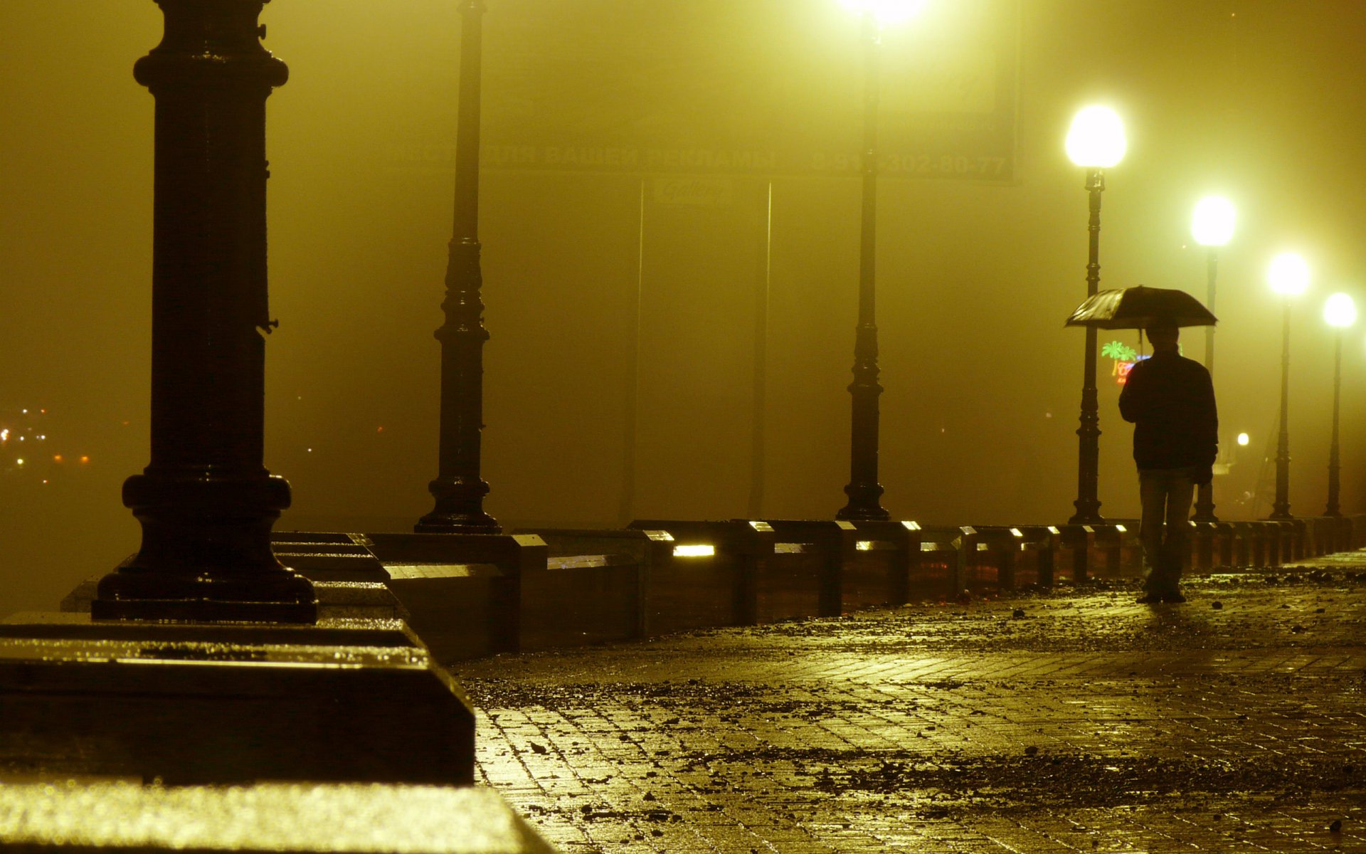 noche lluvia paseo marítimo luces hombre soledad