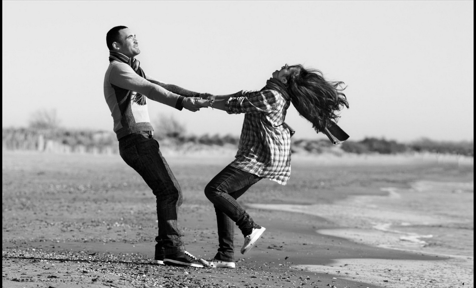 fondos de pantalla estado de ánimo costa playa arena pareja hombre mujer felicidad alegría b / w