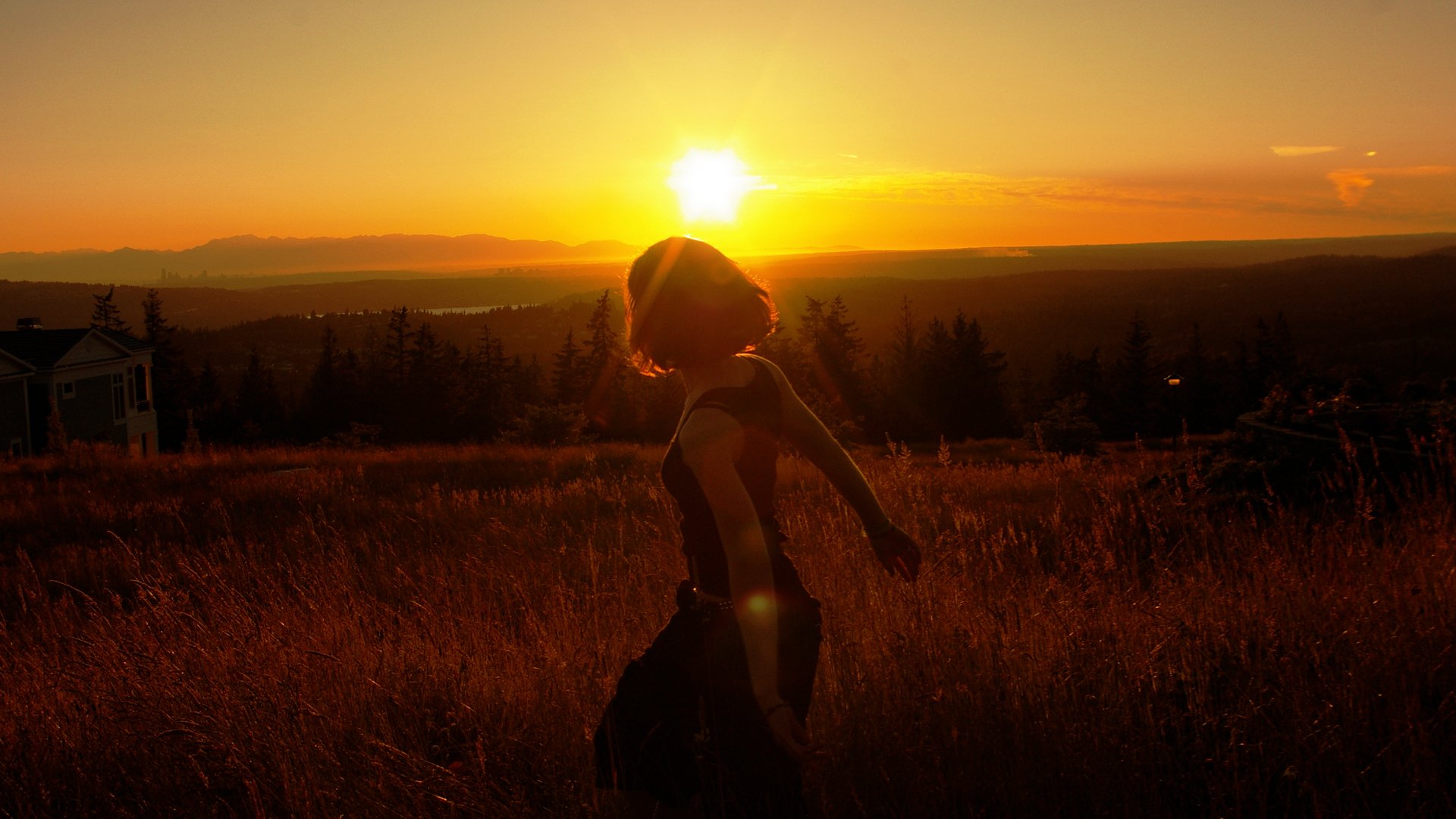 chica bosque árboles pendiente distancia horizonte naturaleza montañas cielo puesta de sol rayos luz