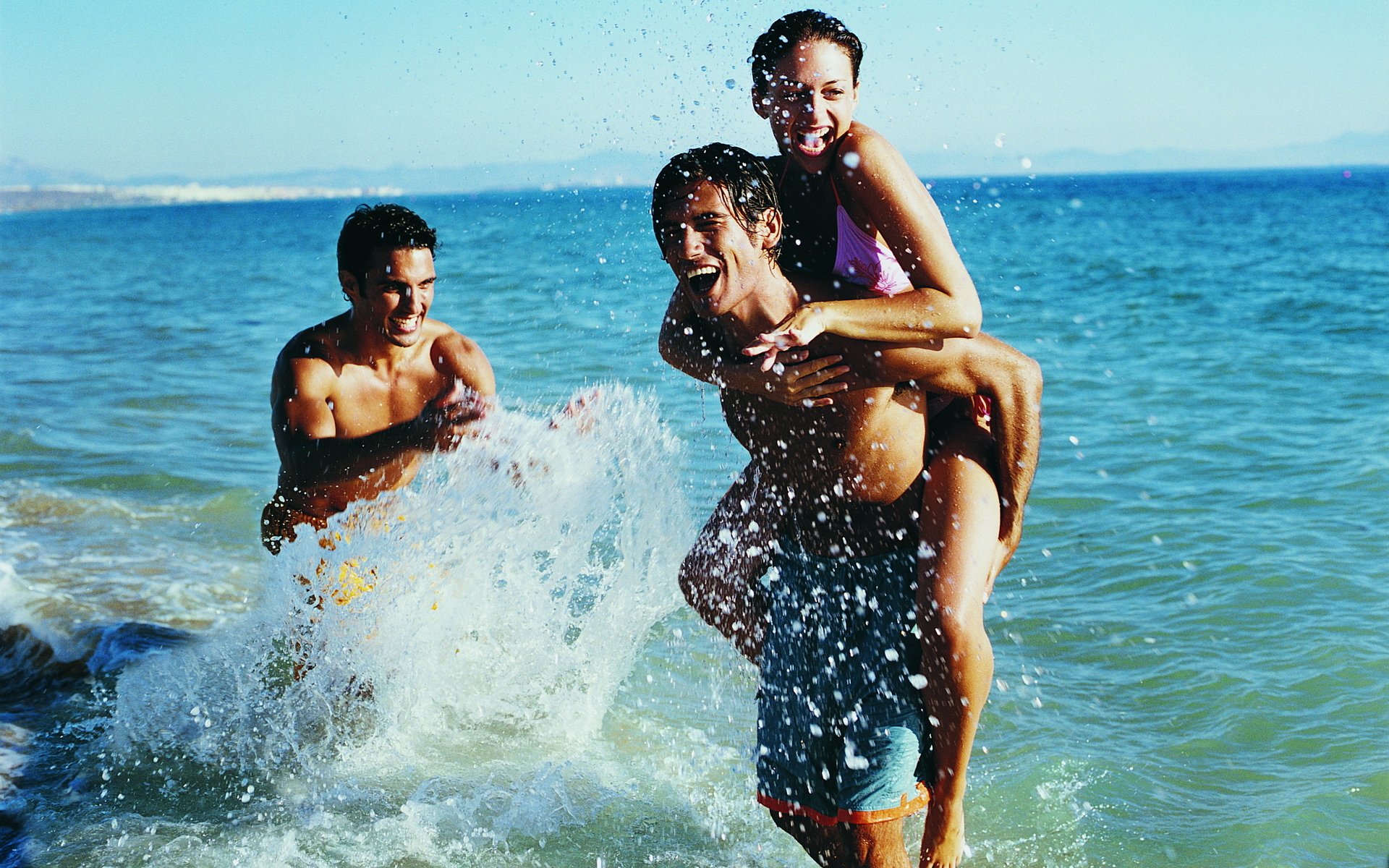 chicos chica mar chorros agua