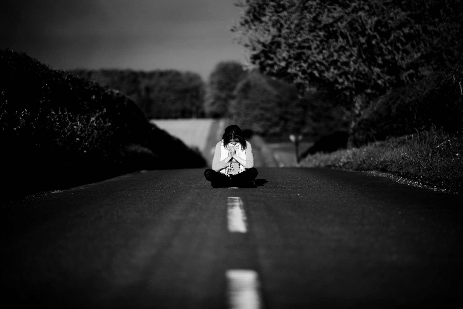 fille solitude tristesse méditation humeur route chemin arbres noir et blanc olivia bell