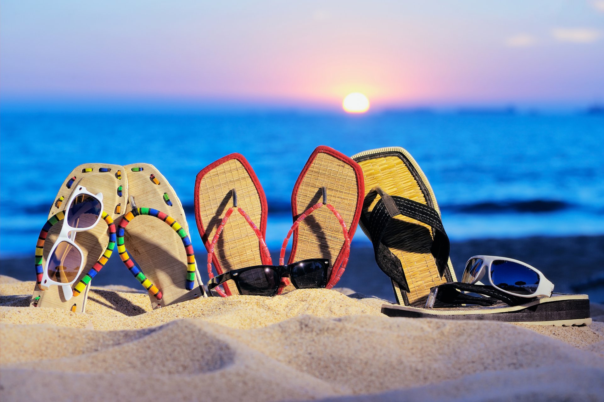 mare spiaggia sabbia infradito occhiali tramonto estate vacanze