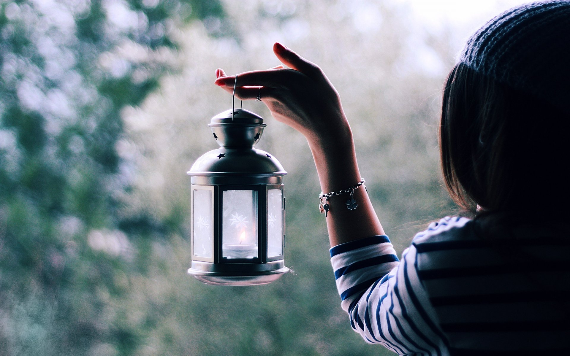 chica linterna mano pulsera pelo luz desenfoque resplandor estado de ánimo