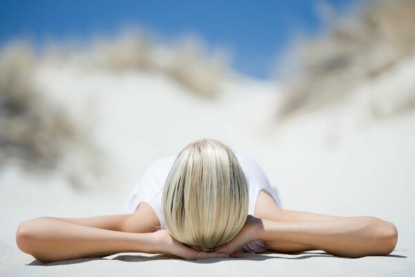 Fille au repos sur la plage de sable