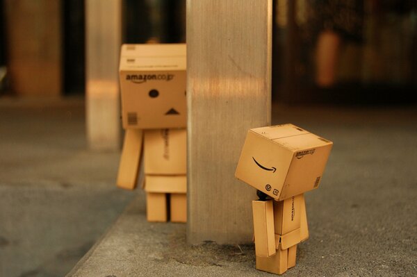 Dos Danbo jugando al escondite