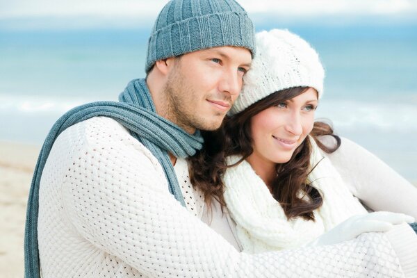 Pareja enamorada en un abrazo junto al mar