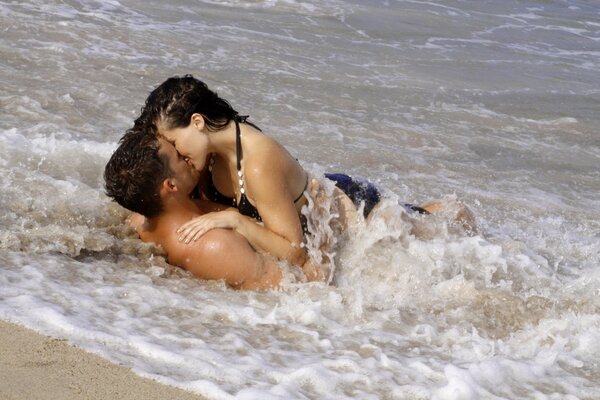 Sophia bush Austin nicholas kiss on the sea