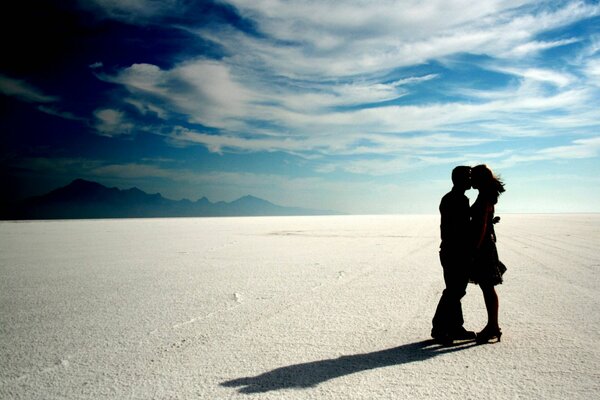 Ragazza e uomo in cielo o terra