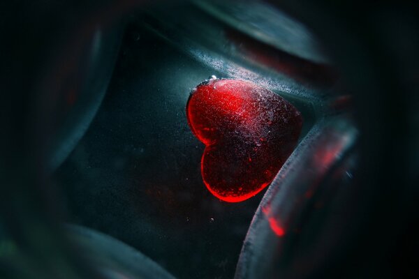 Czerwone szklane serce. Płonące serce