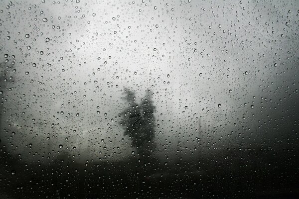 Gotas de lluvia sobre vidrio gris