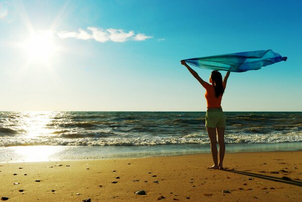 Ragazza in piedi sulla spiaggia di sabbia