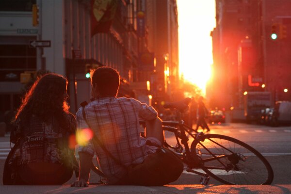 Gefühle, ein Mann und ein Mädchen im Hintergrund des Sonnenuntergangs