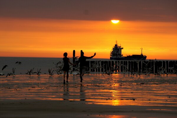 Wunderschöner Sonnenuntergang, Strand und Wellen