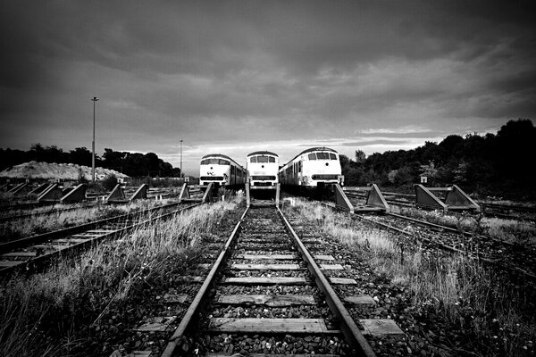 Train noir et blanc sur la voie ferrée