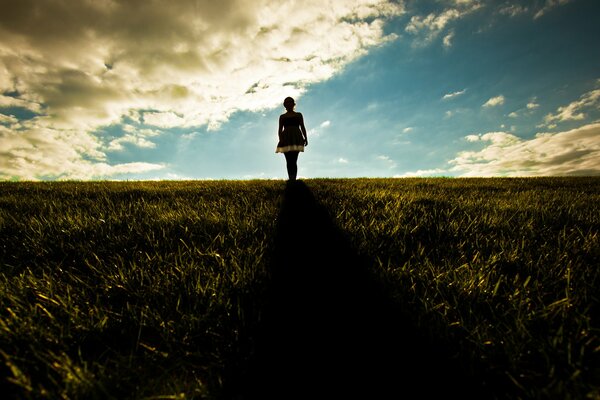 Ragazza in abito al sole del mattino